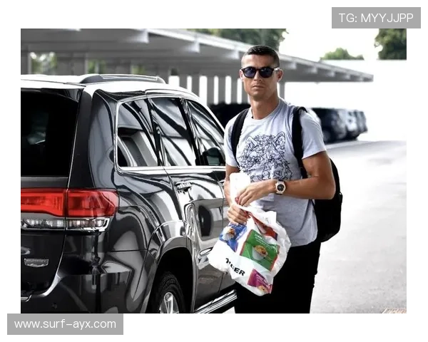 球星C罗球场穿搭解析时尚与运动完美结合的独特魅力